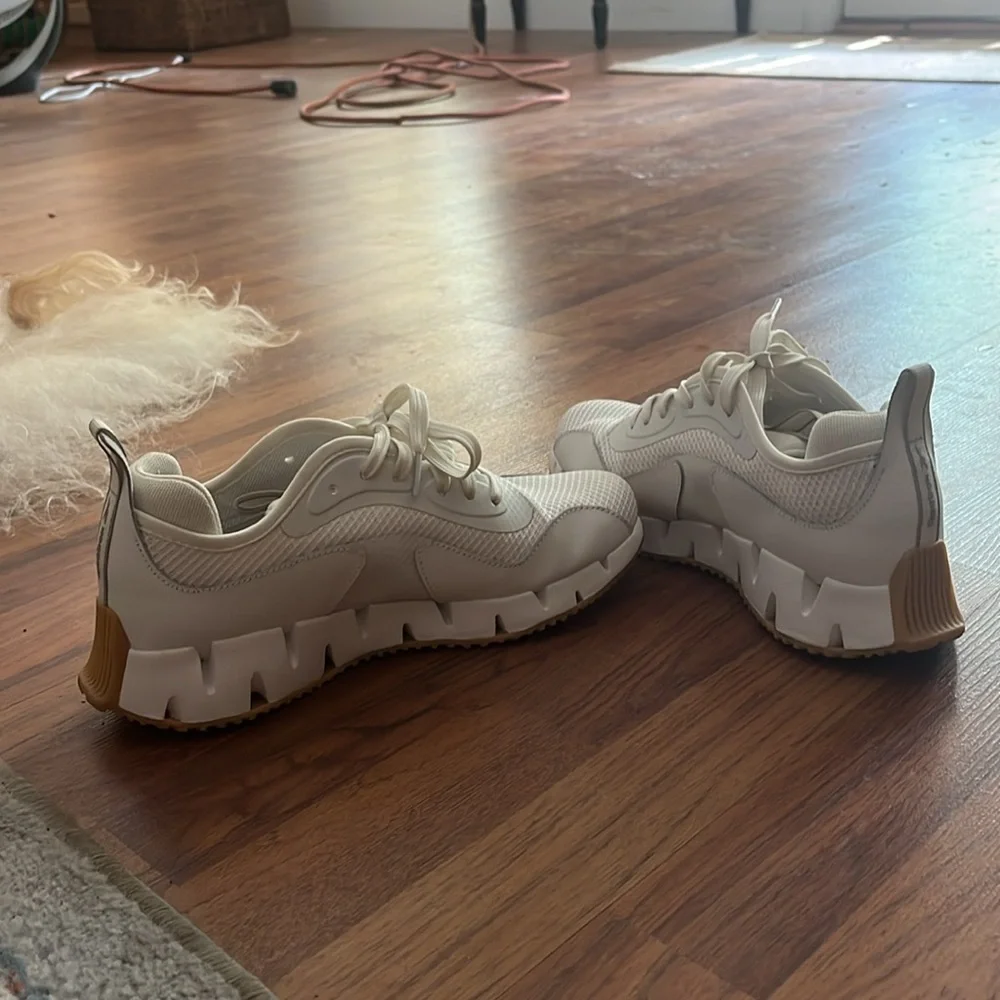 Reebok Off-White Athletic Shoes - Picture 4 of 4